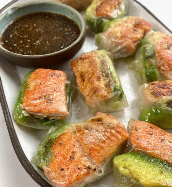 Resep Salmon Avocado Crispy Rice Paper Rolls, Enak Banget!