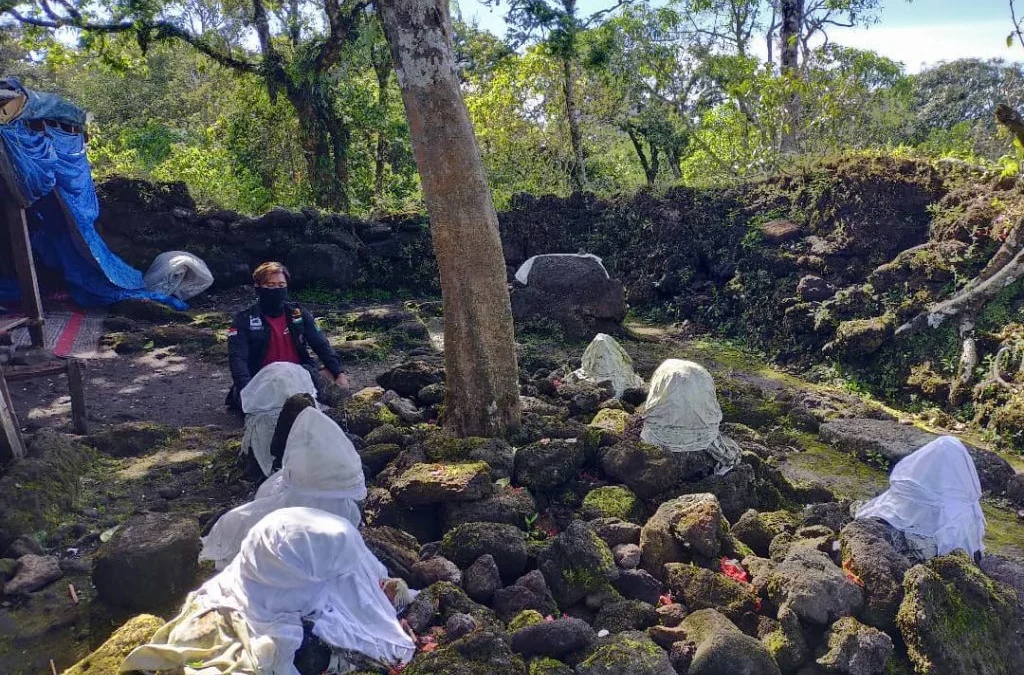 gambar batu nisan patilasan di puncak tampomas