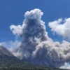 Pada Siang hari ini, Sabtu (1 Maret 2023), akibat Gunung Merapi erupsi, sebagian wilayah Kabupaten Magelang, Jawa Tengah mengalami hujan