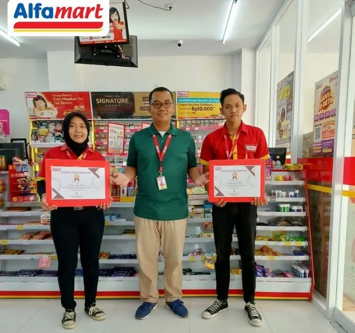 Dua Karyawan Alfamart Dapat Penghargaan Setelah Gagalkan Perampokan