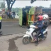 Lindas Pembatas Jalan, Truk Muatan Tanah Terguling