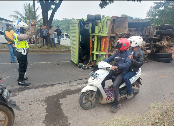 Lindas Pembatas Jalan, Truk Muatan Tanah Terguling