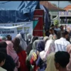 ANTUSIAS: Ratusan warga mengantri sejak pagi, di Alun-alun Sumedang, untuk menukarkan kupon, dengan 10 kilogram beras dengan harga 85 ribu rupiah.