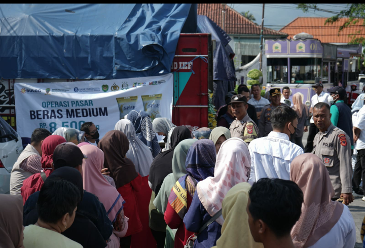 ANTUSIAS: Ratusan warga mengantri sejak pagi, di Alun-alun Sumedang, untuk menukarkan kupon, dengan 10 kilogram beras dengan harga 85 ribu rupiah.