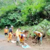 KONDISI JALAN: BPBD membersihkan jalan yang tertutup tanah longsor.