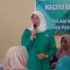 Ketua TP PKK Kabupaten Sumedang, Hj. Susi Gantini S.Si pada Kegiatan Pembedayaan Mayarakat di Kelurahan Regol Wetan.