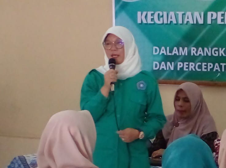 Ketua TP PKK Kabupaten Sumedang, Hj. Susi Gantini S.Si pada Kegiatan Pembedayaan Mayarakat di Kelurahan Regol Wetan.