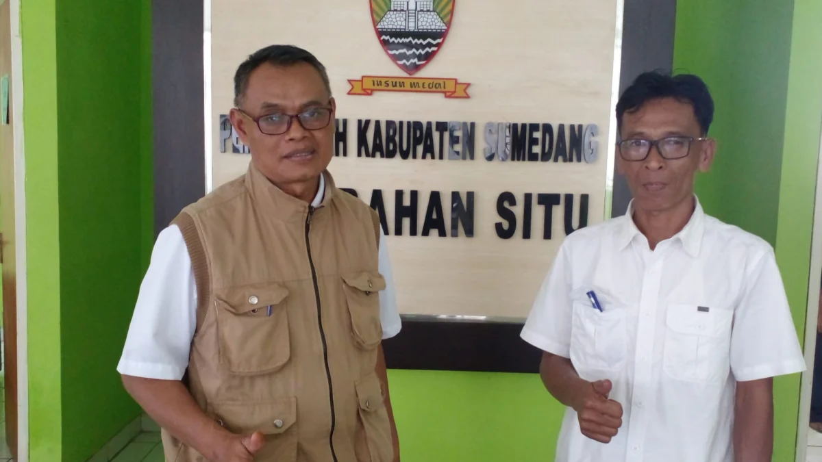 DUKUNGAN: Foto bersama Lurah Situ Oman Suparman, dengan Sekretaris Panitia Pemilihan Suara ( PPS ) Kelurahan Situ Suhendar.