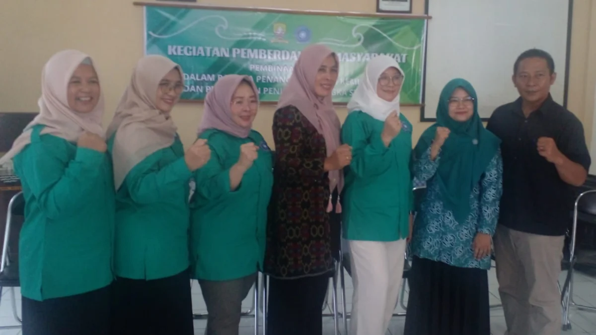 photo bersama Camat Sumedang Selatan ( tengah) dengan tim TP PKK Kabupaten dan TP PKK Kelurahan pada pelsksanaan kegiatan program Gebyar Lawan Kemiskinan dan Stunting, di Kelurahan Regolwetan.