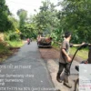 JALAN MULUS: Dinas BMPR Provinsi Jabar memperbaiki ruas Jalan Sumedang-Bts.Smd/Subang (Cikaramas) sepanjang panjang dua kilometer.