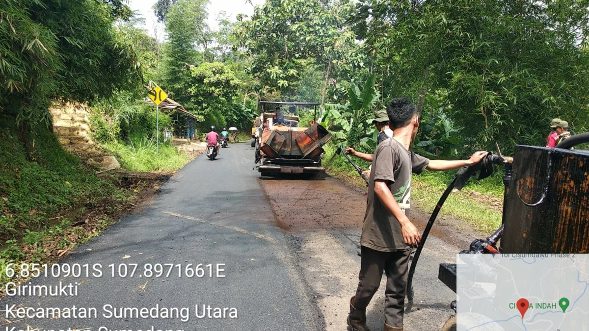 JALAN MULUS: Dinas BMPR Provinsi Jabar memperbaiki ruas Jalan Sumedang-Bts.Smd/Subang (Cikaramas) sepanjang panjang dua kilometer.