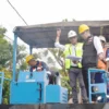 Gubernur Jawa Barat, Ridwan Kamil saat monitoring pekerjaan Pemeliharaan Berkala, Jalan Kartini, Kota Bekasi, Rabu (29/3).