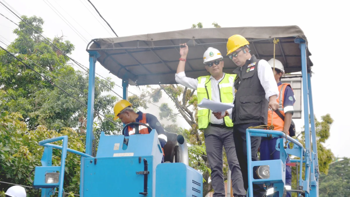 Gubernur Jawa Barat, Ridwan Kamil saat monitoring pekerjaan Pemeliharaan Berkala, Jalan Kartini, Kota Bekasi, Rabu (29/3).