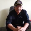 KEPEDULIAN: Kepala Desa Cimalaka, Dadang Suryana saat ditemui Sumek di kantornya. Dia mengatakan pihaknya sudah membuat program Ketahanan Pangan, program untuk warga miskin Ekstrim.