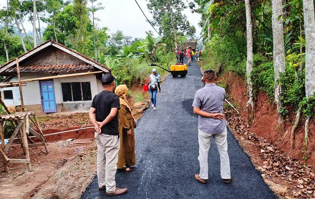 Jalan Poros Desa Margalaksana Diperbaiki Oleh Anggaran Bakudes.