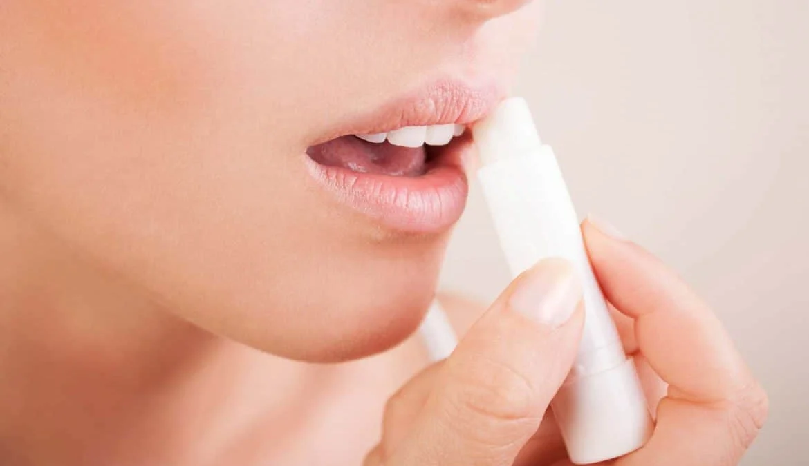 Manfaat Penggunaan Lip Balm, Cegah Bibir Kering Saat Puasa