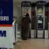 memasukkan kartu ATM BRI