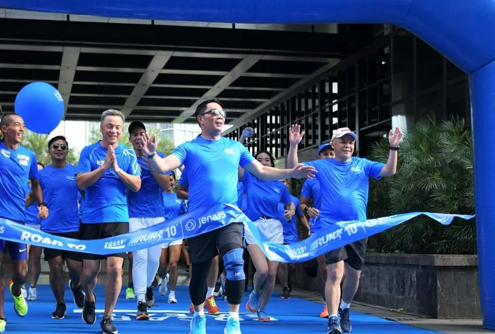 Gubernur Ridwan Kamil Desain Medali Pocari Sweat Run 2023