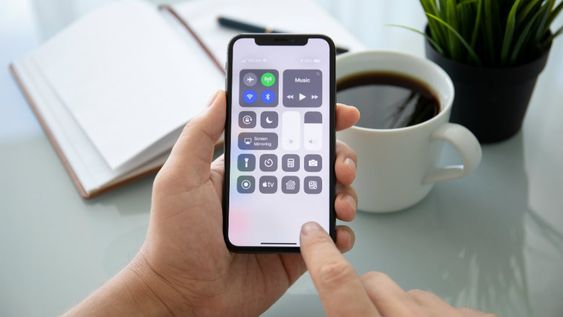 Jangan Panik! Fitur Water Eject iPhone Cara Mengeluarkan Air dari Iphone