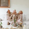 Foto Keluarga dengan Hiasan Khas Lebaran