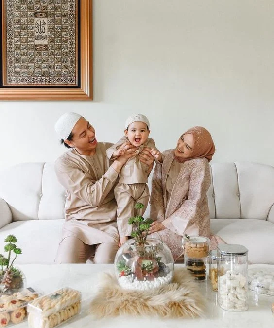 Foto Keluarga dengan Hiasan Khas Lebaran