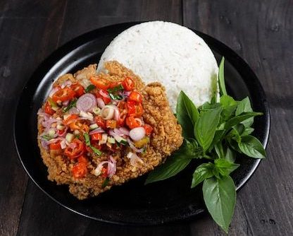 Resep Ayam Geprek Sambal Matah: Sensasi Pedas yang Menggoda Selera