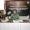 Ketua KPU Kabupaten Sumedang, Ogi Ahmad Fauzi memimpin Rapat Pleno Terbuka Rekapitulasi dan Penetapan Daftar Pemilih Sementara (DPS) di kantornya, Rabu 5 April 2023.