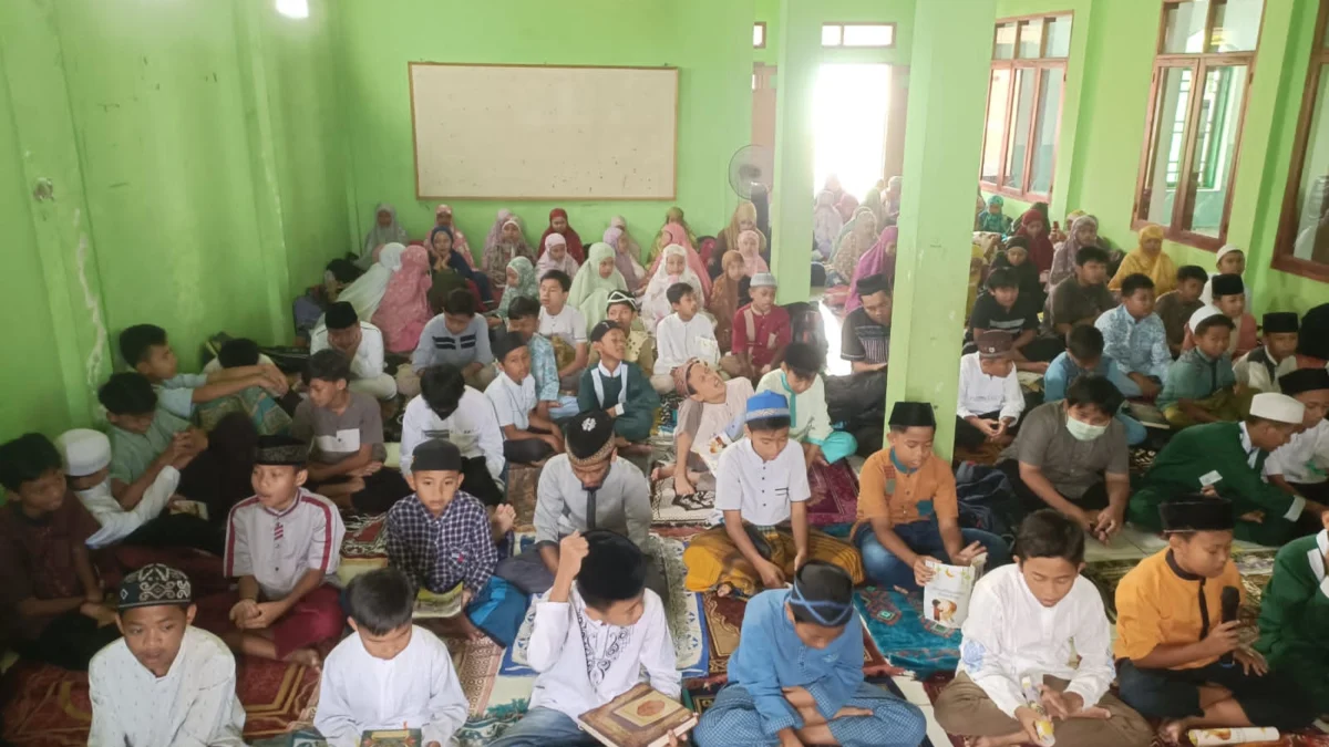 SD Karapyak I Gelar Pesantren Ramadan ANTUSIAS: Murid kelas 5 dan 6 SD Karapyak I Sumedang, mengikuti Pesantren Kilat Ramadan yang diselenggarakan pihak sekolah.