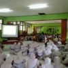 ANTUSIAS: Ruang kelas sudah ditata dengan dibuatkan sekat oleh layar monitor, untuk memisahkan antara siswa putra dan putri. Dengan pemateri posisinya di tengah-tengah.