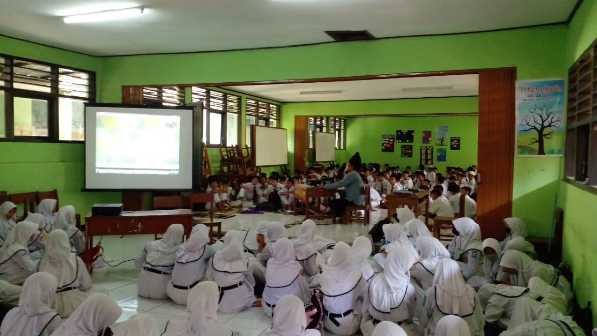 ANTUSIAS: Ruang kelas sudah ditata dengan dibuatkan sekat oleh layar monitor, untuk memisahkan antara siswa putra dan putri. Dengan pemateri posisinya di tengah-tengah.