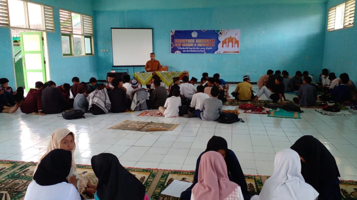 Antusias: Para Siswa SMPN 8 Sumedang saat mengikuti Kegiatan Bina Ramadan di sekolah.