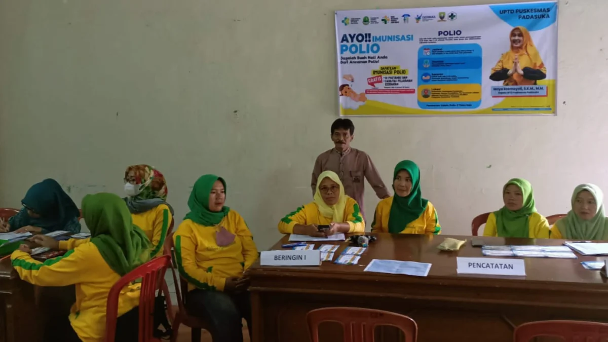 Monitoring Kepala Desa Girimukti, merangkap Ketua DPC Apdesi Kecamatan Sumedang Utara,  Adang Arifin pada Kegiatan Gebyar Vaksinasi Polio.