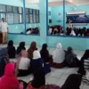 Siswa SMPN 2 Sumedang fokus mengikuti kultum yang disampaikan  Pemateri kegiatan Bina Ramadan.