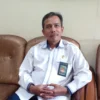 Panitera Pengadilan Agama Sumedang, Maman Suherman SAg MH. Saat Memberikan Penerangan Terkait Pelayanan di Pengadilan Agama Sumedang, kepada Sumeks di kantornya baru - baru ini.