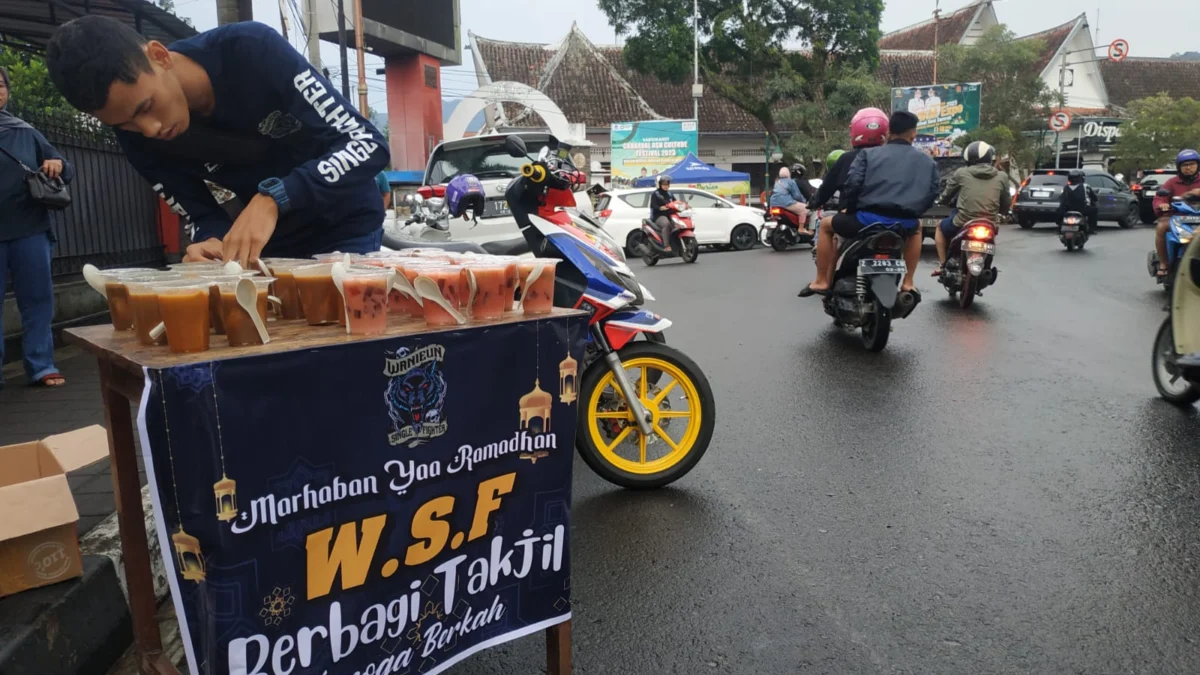 Moonraker Bagi-Bagi Tajil Kepada Masyarakat Sumedang