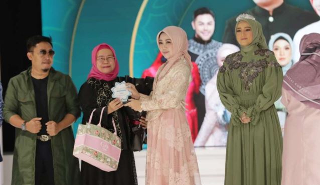 Istri Gubernur Jabar Atalia Menjadi Desainer "Fashion"