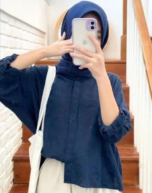 baju biru dongker cocok dengan jilbab warna apa