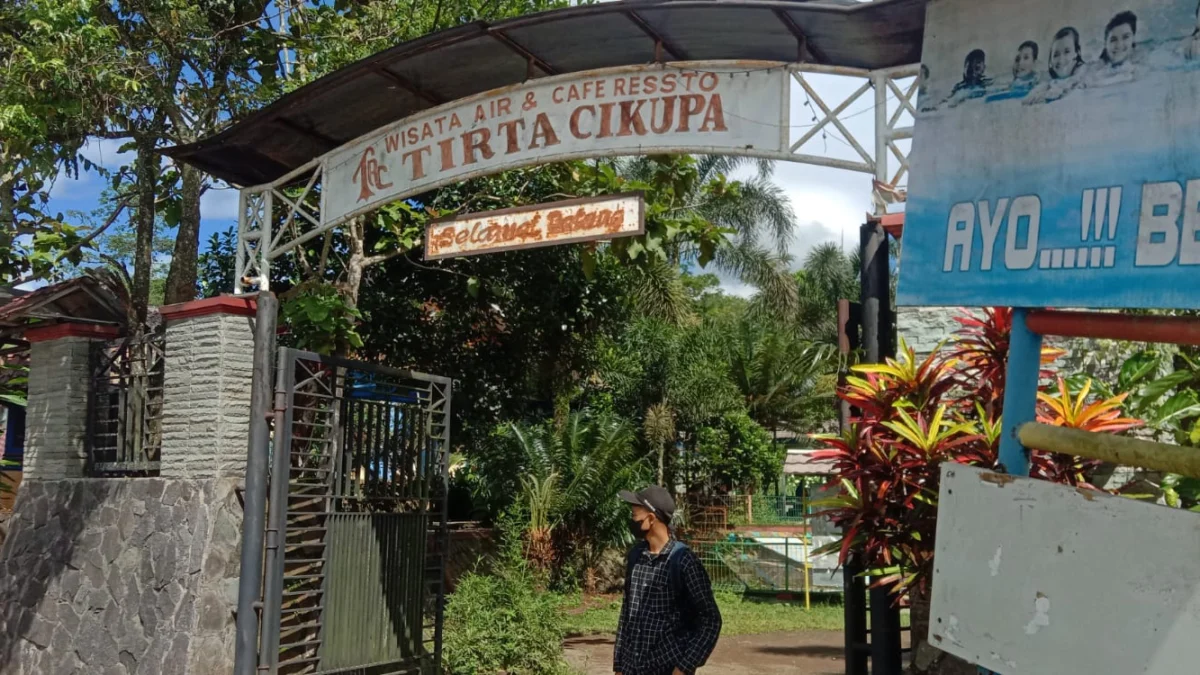 Kolam Renang dengan Pemandangan Cantik di Sumedang