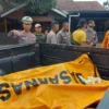 Acih usia 80, warga Dusun Cibembem Desa/Kecamatan Cimanggung Sumedang yang dinyatakan hilang oleh keluarga dan belum ditemukan. Sedangkan mayat yang di temukan di sungai diyakini bukan neneknya setelah di bawa kerumah keluarga.