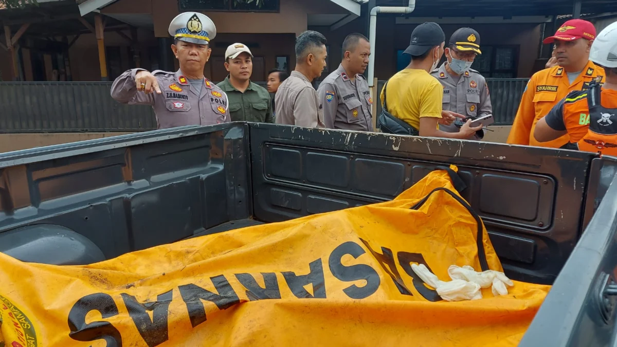 Acih usia 80, warga Dusun Cibembem Desa/Kecamatan Cimanggung Sumedang yang dinyatakan hilang oleh keluarga dan belum ditemukan. Sedangkan mayat yang di temukan di sungai diyakini bukan neneknya setelah di bawa kerumah keluarga.