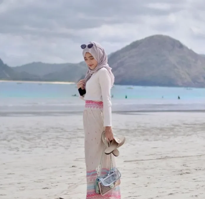 Inspirasi Outfit Untuk Mantai, Terlihat Cantik dan Elegan!