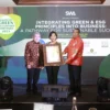 Penyerahan penghargaan Indonesia Green and Sustainable Companies Award (IGSCA) 2023 kepada Coca-Cola Europacific Partners Indonesia. (Kiri-Kanan: Kemal E. Gani, Chief Editor SWA Media Group; Lucia Karina, Public Affairs, Communications, and Sustainability CCEP Indonesia; Alexander Sonny Keraf, Ketua Dewan Juri IGSCA 2023)