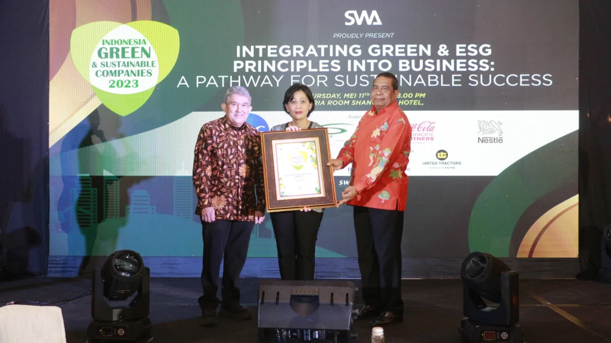 Penyerahan penghargaan Indonesia Green and Sustainable Companies Award (IGSCA) 2023 kepada Coca-Cola Europacific Partners Indonesia. (Kiri-Kanan: Kemal E. Gani, Chief Editor SWA Media Group; Lucia Karina, Public Affairs, Communications, and Sustainability CCEP Indonesia; Alexander Sonny Keraf, Ketua Dewan Juri IGSCA 2023)