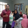 BAHAGIA: Sekretaris Desa, Galudra Sandi Soleh S Sos saat memberikan bantuan pangan kepada warganya ibu Cicih RT 01, RW 05, Dusun Gajahdepa, Desa Galudra, Kecamatan Cimalaka, Kabupaten Sumedang, kemarin.