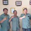 SEMANGAT: Pengelola Bumdesma Utama Sejahtera LKD (tengah), Direktur Utama Bumdesma Utama Sejahtera LKD Sapari Suntana (kiri), Direktur perguliran Epan Mostasa (Kanan) dan Direktur Unit Usaha Perdagangan dan Jasa (UPP) Deden.