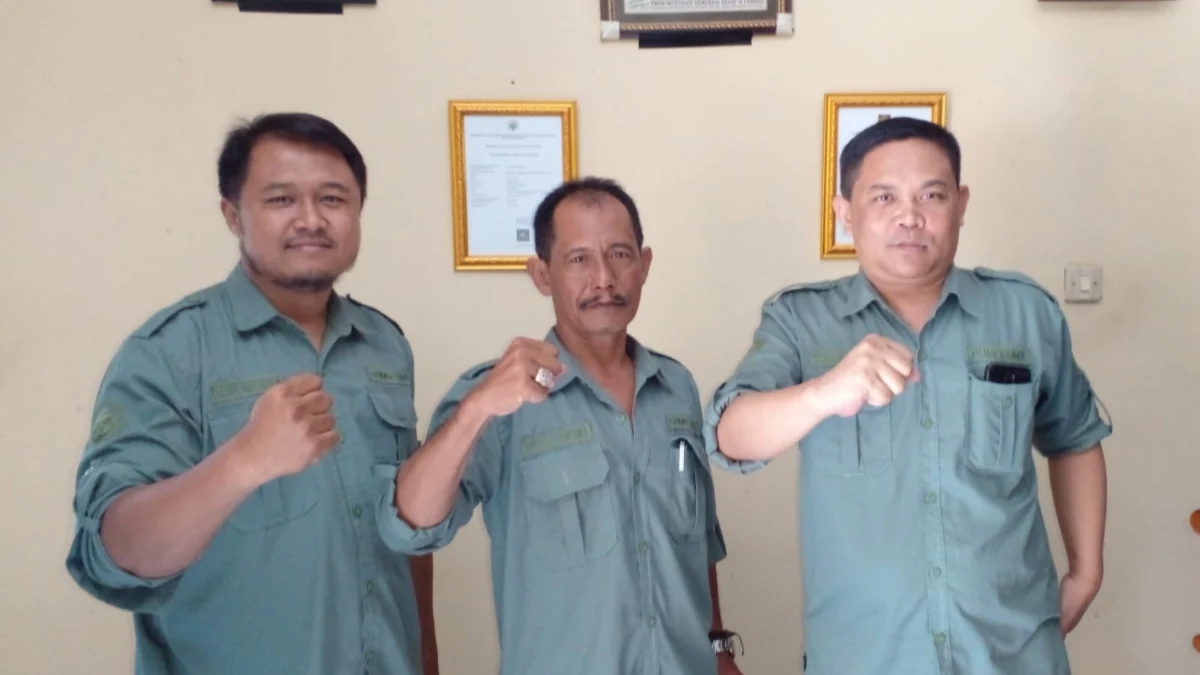 SEMANGAT: Pengelola Bumdesma Utama Sejahtera LKD (tengah), Direktur Utama Bumdesma Utama Sejahtera LKD Sapari Suntana (kiri), Direktur perguliran Epan Mostasa (Kanan) dan Direktur Unit Usaha Perdagangan dan Jasa (UPP) Deden.