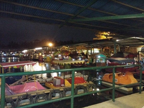 Kulineran enak di Floating Market Lembang