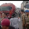 GERAM: Puluhan warga dari tiga desa nekat tutup jalan Tol Cisumdawu, sebagai bentuk protes kepada pemerintah (FOTO: ISTIMEWA)