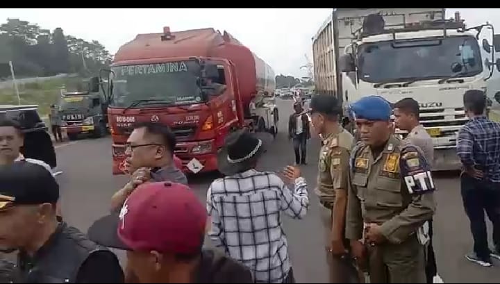 GERAM: Puluhan warga dari tiga desa nekat tutup jalan Tol Cisumdawu, sebagai bentuk protes kepada pemerintah (FOTO: ISTIMEWA)