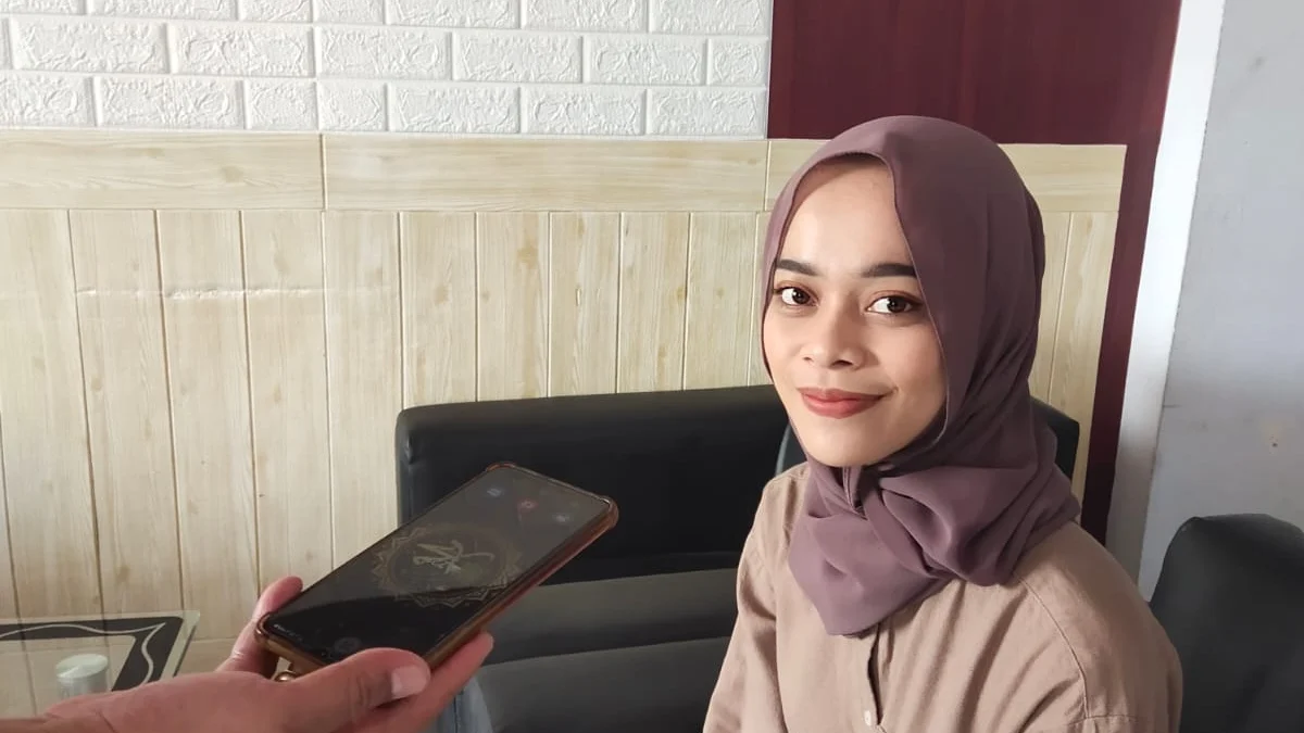 RESAH: Salah seorang warga Desa Malaka, Kecamatan Situraja Kartika, (25) saat diwawancarai Sumeks terkait tidak adanya kepastian restitusi pengembalian biaya dari PLN Sumedang, baru-baru ini.